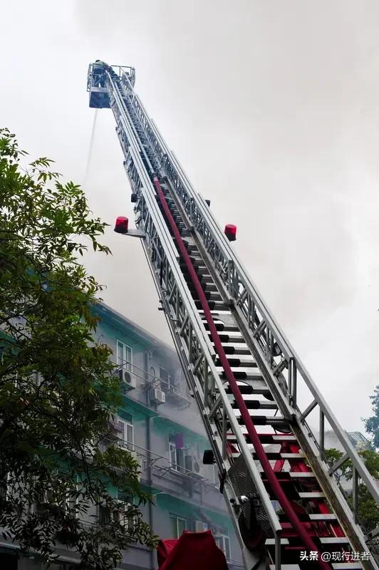 高层火灾逃生难度极大，电梯禁用、云梯难及，被困者往往陷入绝境。太原这场无情大火吞