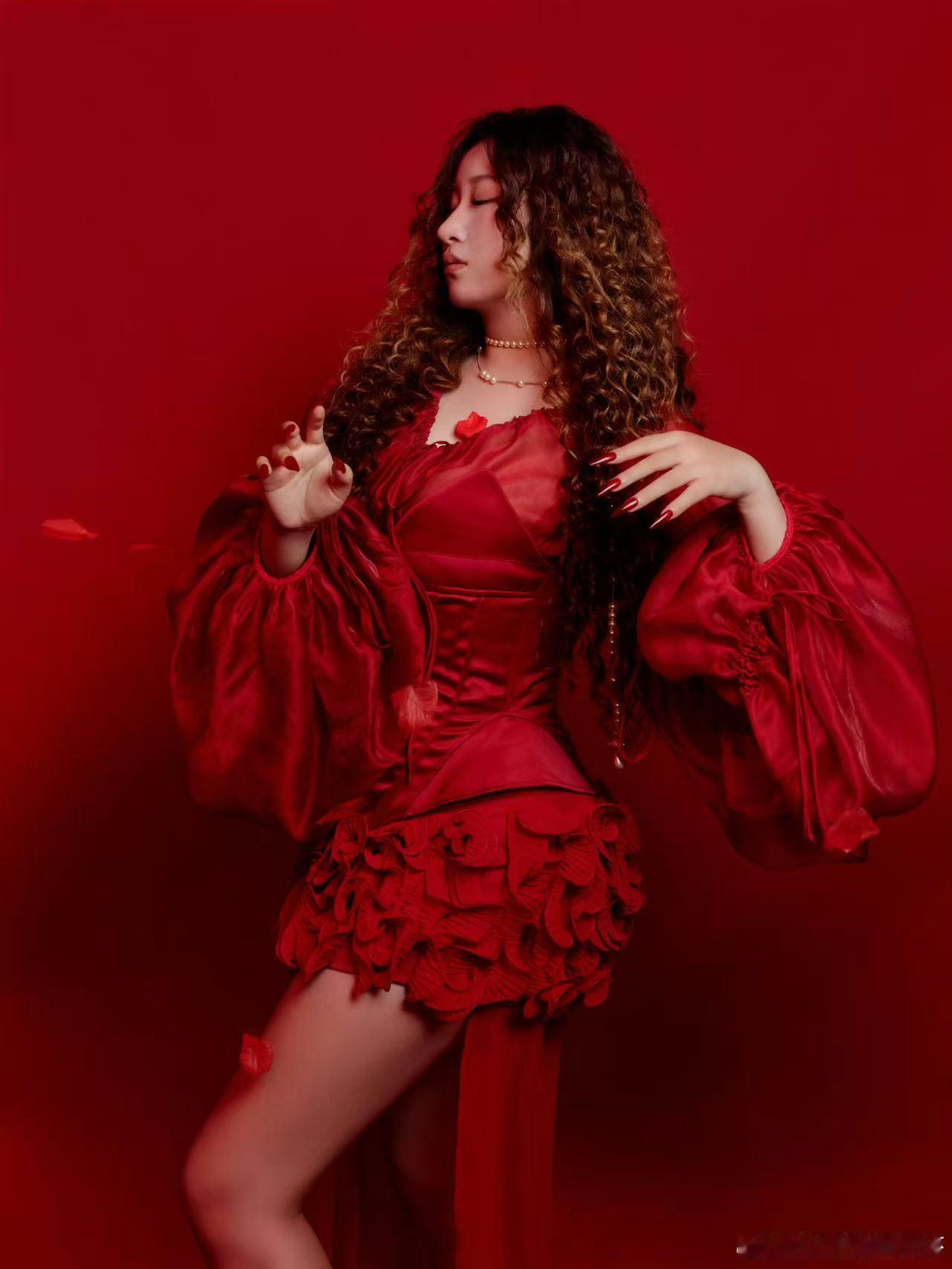 这还是我认识的锤娜丽莎吗 哇！锤娜丽莎真是魅力无限，红红火火的造型让她的每一秒都