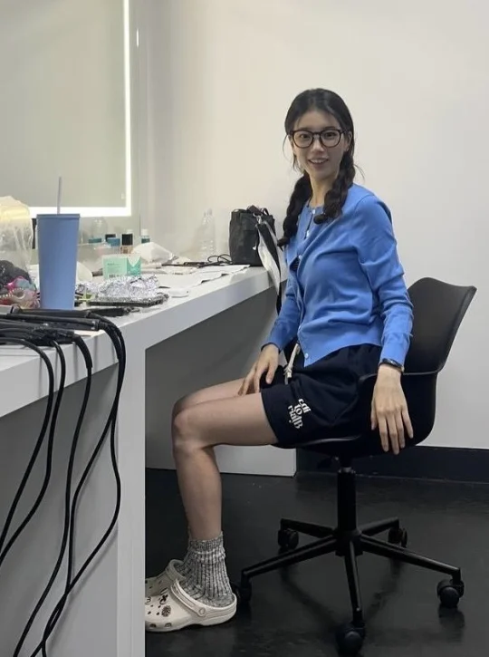 裴秀智更新，戴眼镜的Suzy好萌啊！