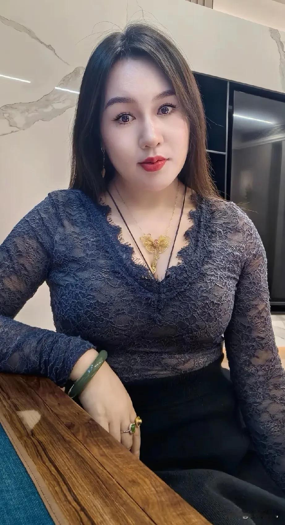 86年
40岁
在最猛的年纪

突然发现自己真的很好
有点小漂亮
会开车
会做饭