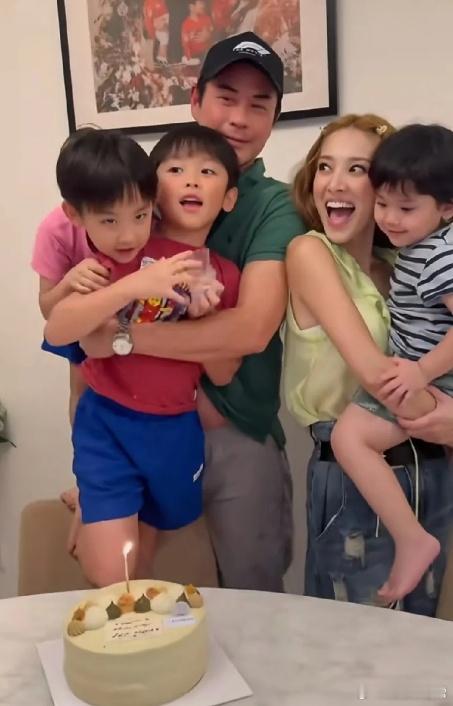 陈凯琳好会生啊，三个小孩颜值都好高，孩子像爸像妈都好看，左右都是人生赢家，爸爸也
