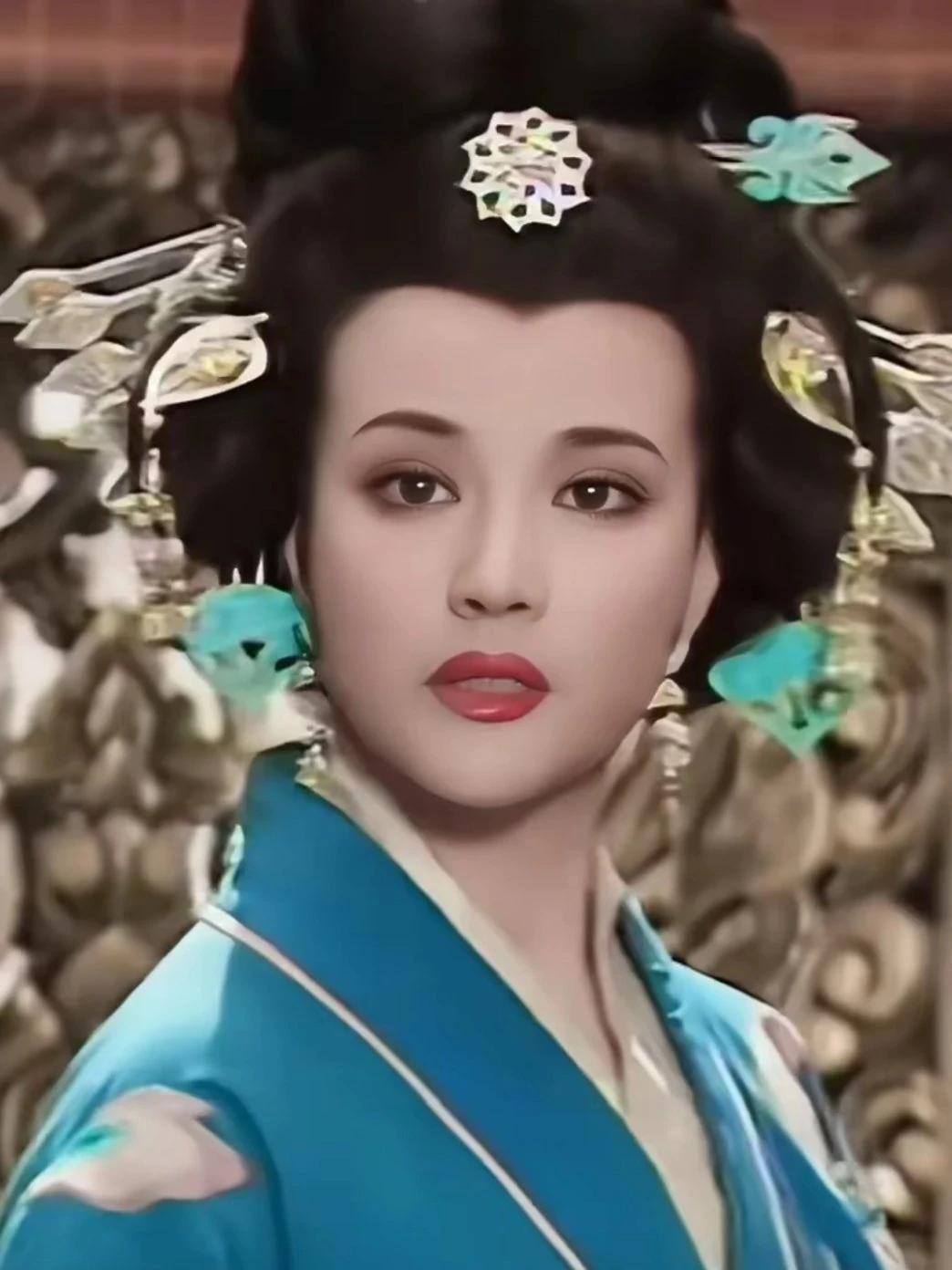 刘晓庆40多岁时演武则天，那时候她脸上还肉肉的，满满的胶原蛋白，这模样，还有谁能