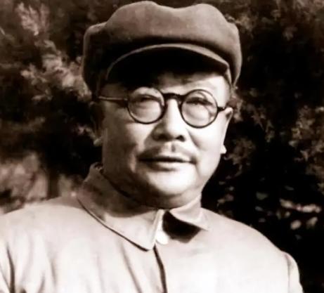 1957年10月25日，李克农吃完午餐后，自感头昏，便想出去透透空气，刚迈出门槛