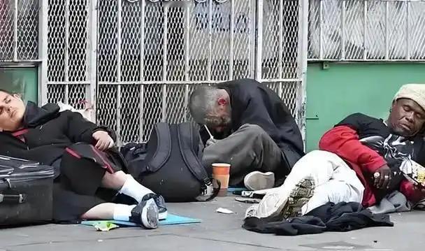 你敢相信吗？

美国有那么多流浪汉，不是因为政府管不了，而是这背后竟藏着一门产值