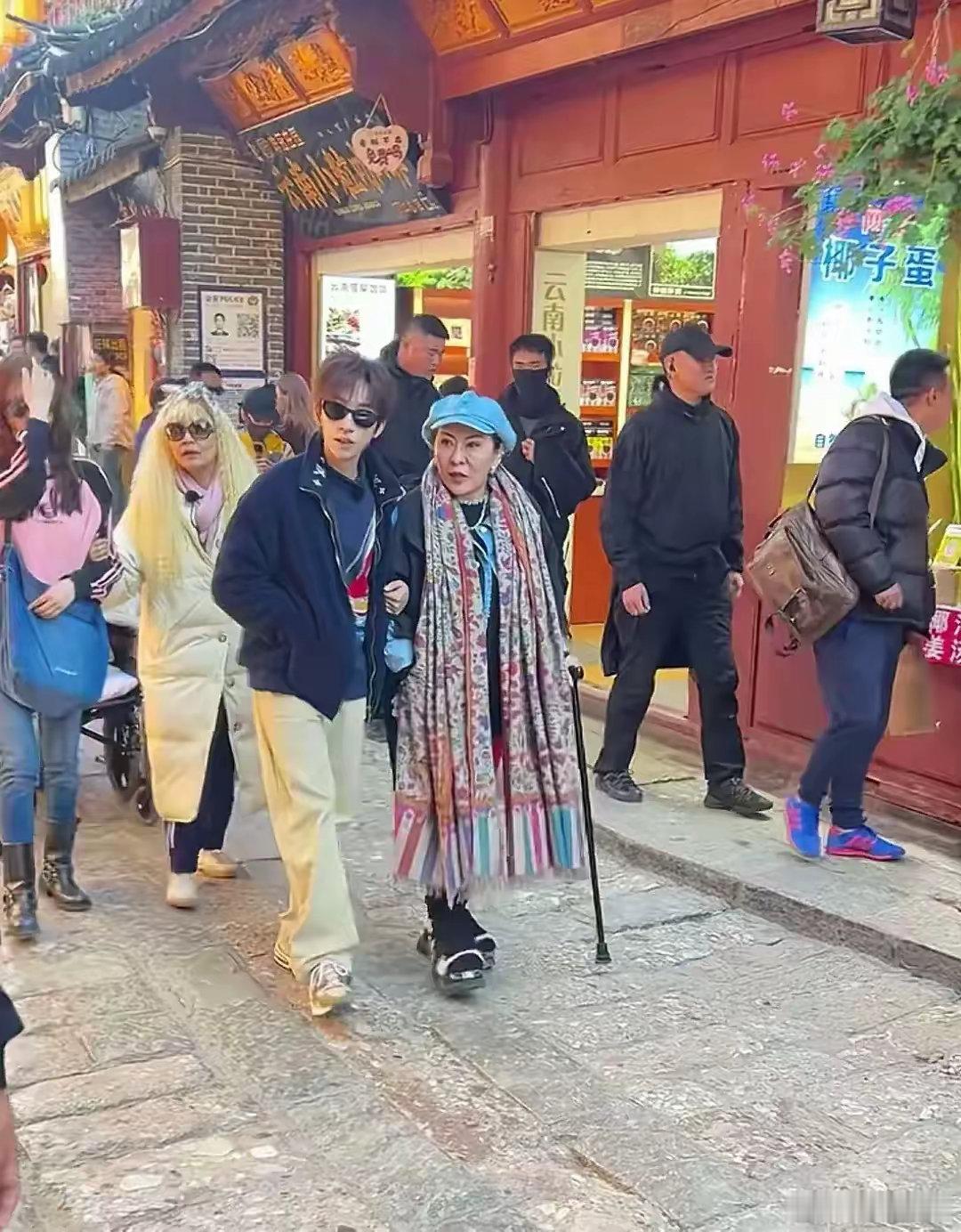 全阵容里李小冉是唯一的玫瑰🌹，身材真好，皮肤状态很好，是个绝色美人，忍不住多看