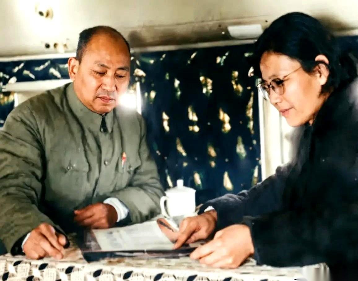 这张照片，主角是李天佑将军和他的夫人杜启远。
时间，1970年5月。
一架飞往广