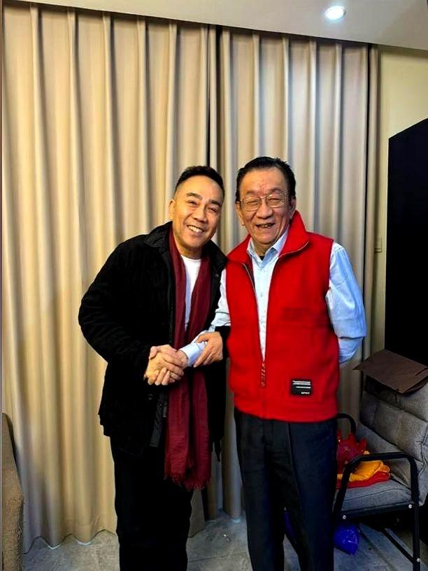 我二哥两条鳎目鱼就搞定！
杨老五隔着屏幕给侯耀华递上炖鱼喂饭的台阶，他把往日那些