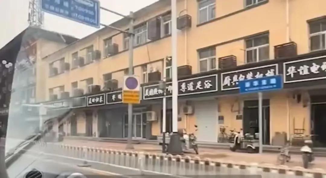 经济没有活力，原因是行政权力过大！
      .某地一条街的门头牌匾，统一黑底