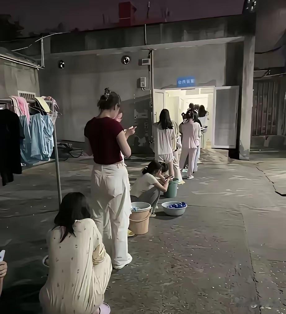 进厂最倒霉情况，应该就是这个。
有些人进厕所冲凉，没2个小时爬不出来。
你见过进