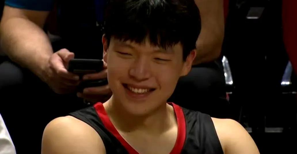 笑不活了，杨瀚森把勇士队球员都惹毛了，开拓者随队记者无情嘲讽。7月12日夏季联赛