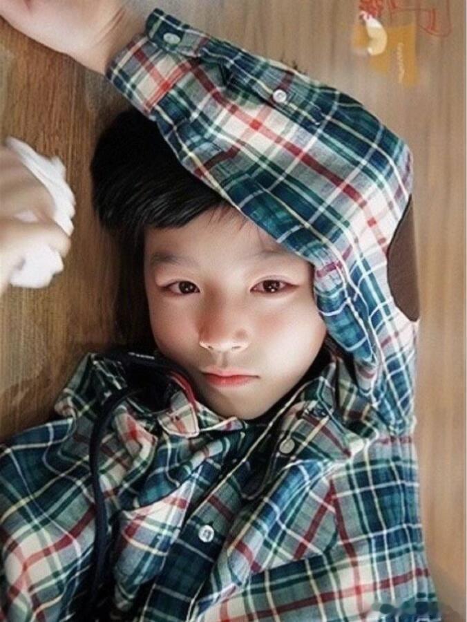 原来王俊凯小时候这么抽象还好王俊凯小时候易烊千玺不在 现在清冷沉稳的凯boss，