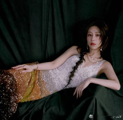 #杨紫与父母外出吃饭# 杨紫被拍到收工后和父母一起外出吃饭逛街啦，只是一件日常小