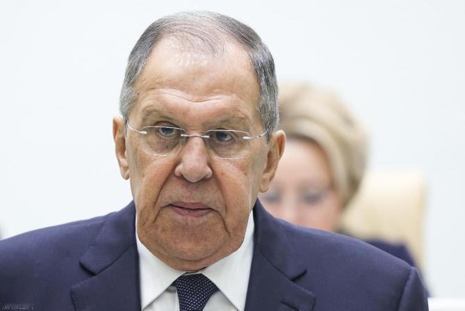 马杜罗被美军带走的48小时内，俄罗斯连续打出三张牌：

外长拉夫罗夫第一时间致电