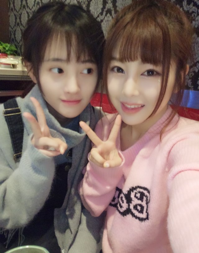 考古一组早期鞠婧祎和团内的成员拍的照片，对比现在来看，真是越来越美了 