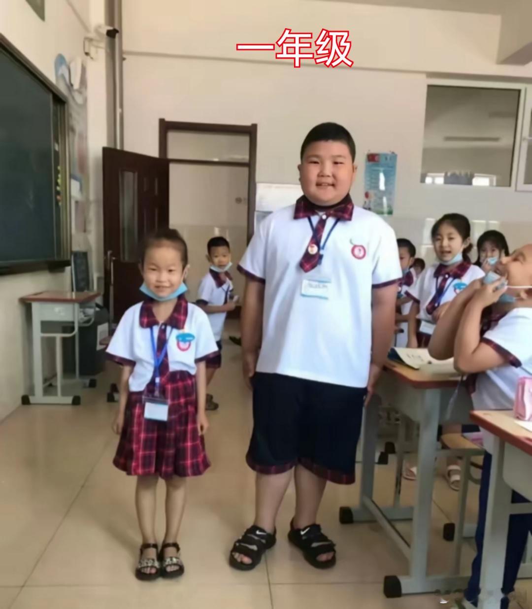 一年级 vs 四年级小学生的最萌身高差。[笑cry] ​​​