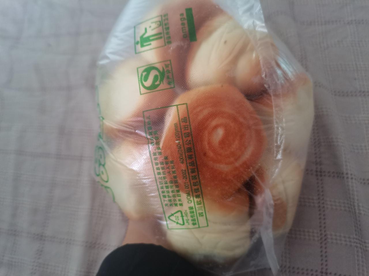 世界上有两个我，一个假装快乐，一个真心难过，一个向往远方，一个困于生活。我甚至都