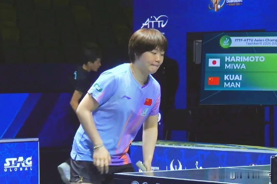 张本美和扳回一局！
在第三局，张本美和依然采取凶搏战术，开局双方 3-3 打平！