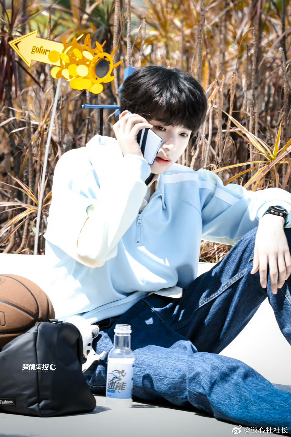 陈浚铭谢逸舟校园路透谁懂啊！陈浚铭这组校园感路透直接把我拉回高中操场🏀浅蓝运动