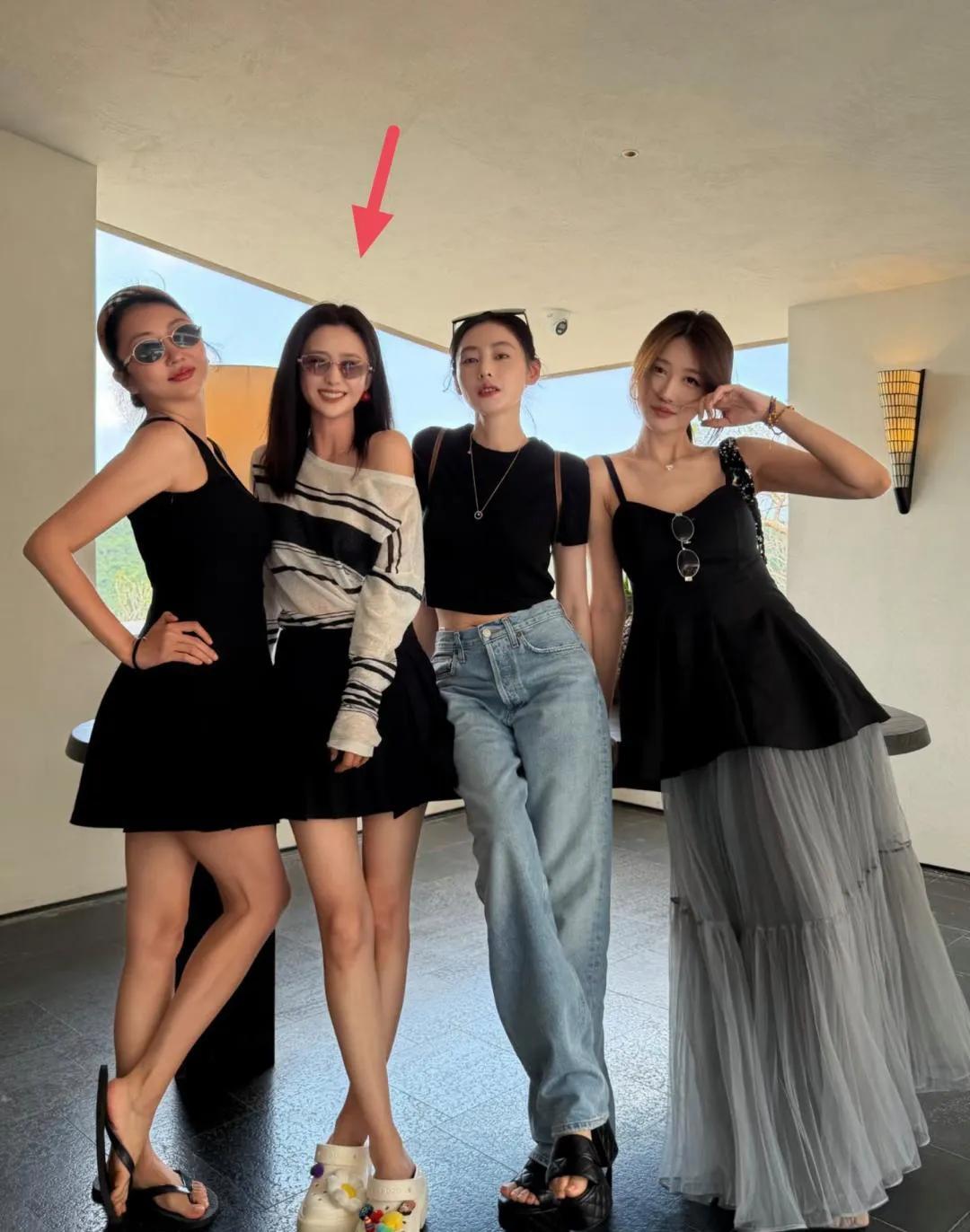 佟丽娅和闺蜜们现身三亚游玩，她穿着一件条纹针织衫，不是网红爆款款，袖口有细密针织