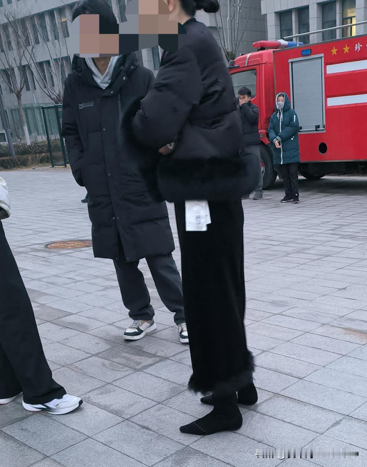 穿衣服不剪吊牌，应该不全是为了“白嫖”吧。
今天早上散步时，看到一位女士，她身穿