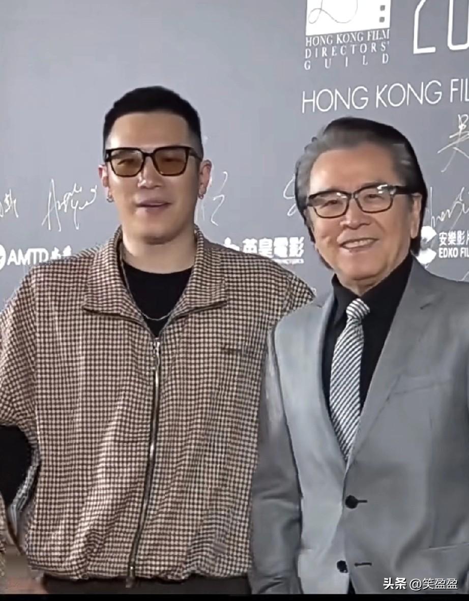 姜大卫 携儿子亮相活动！
姜大卫的气质真是好，
站在青春洋溢的儿子面前
竟然让儿