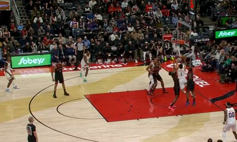 布克篮下迎着两人强攻上篮打进，太阳领先到10分分差