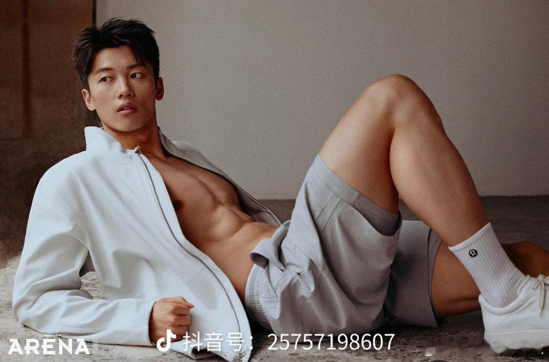 王楚钦汪顺超浪漫海报两个优秀的男人！一个乒乓新锐，一个泳坛男神，都是颜值实力双在