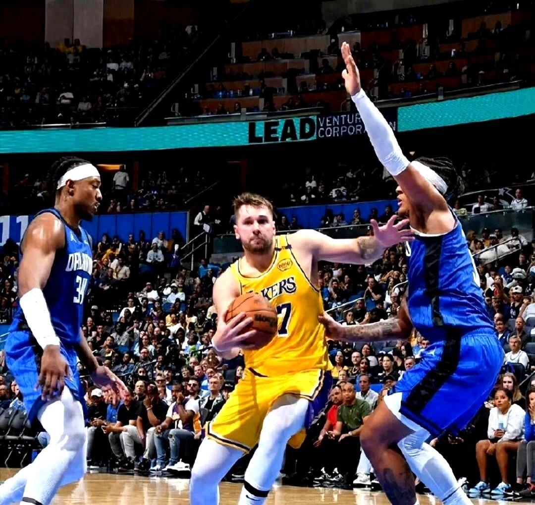 41岁勒布朗压哨27英尺三不沾 湖人1分惜败魔术
 
首节被戳眼的卢卡 最后6.