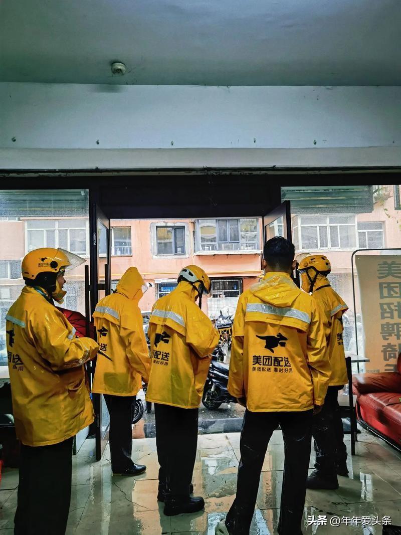 重庆街头这一幕，让无数人瞬间破防、热泪盈眶。3月4日，MT骑手周云川在送单途中，