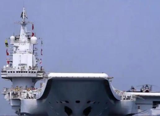 当外界还在关注国外部分新型航母电磁弹射的调试难题时，大连造船厂干船坞里已经交出了