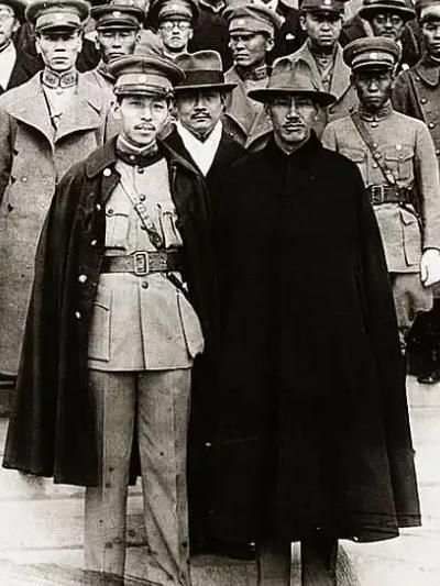 手握重兵看似一手遮天，党内反对派轮番逼宫，蒋介石三次下野根源在哪？


蒋介石这