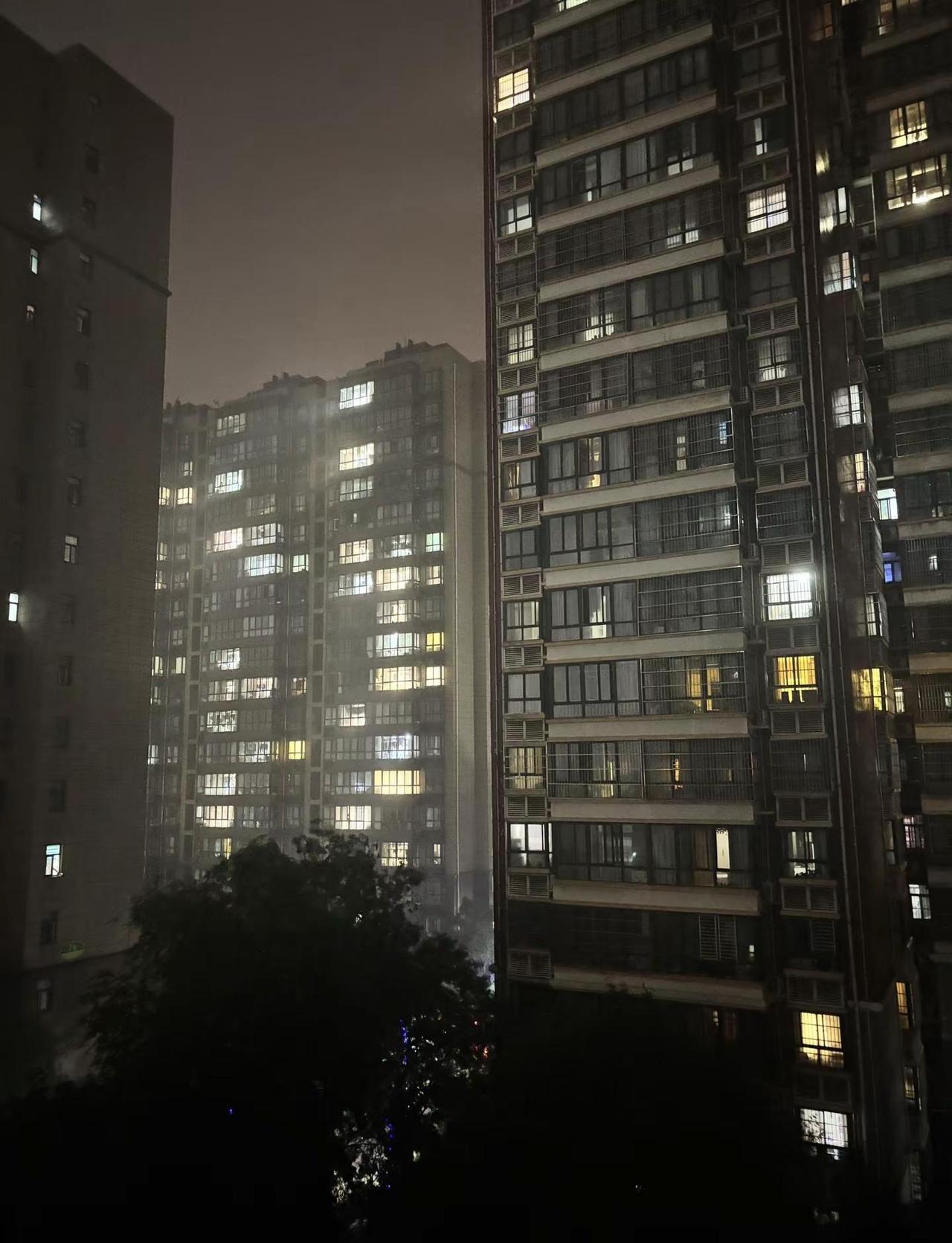 这不只是忧郁了，直接下冰雹🙃陕西省 陕西天气有多离谱
