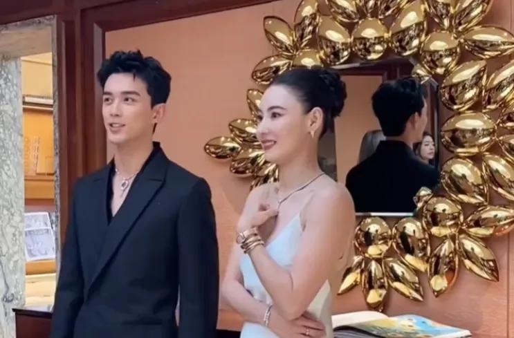 张柏芝一点没变，还是那么美。吴磊长大了变帅了[赞][赞]张柏芝年轻的时候真的很美