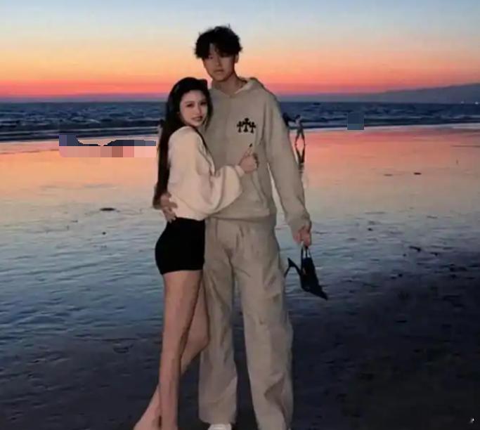 家人们谁懂啊，汪老师盼了多少年的头条，这回居然被20岁的大女儿小苹果轻松拿下了。