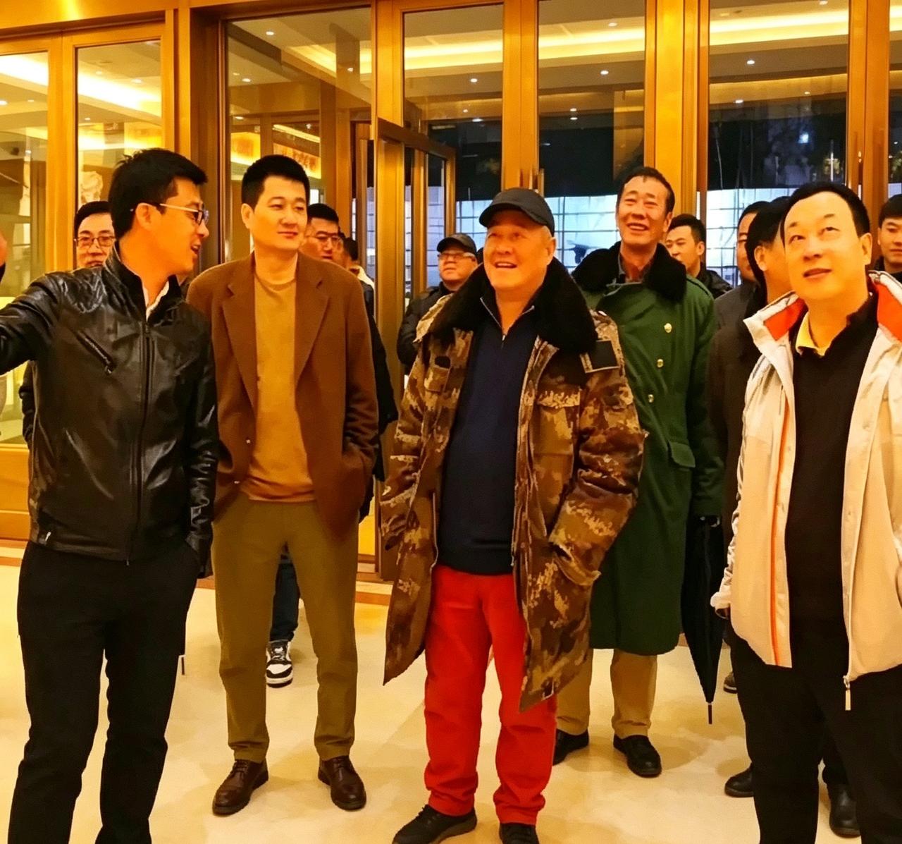 老照片看着真带劲。本山大叔这迷彩服配红裤子，当年绝对算潮人。旁边白衣服的是投资方