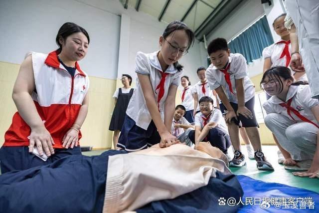 《熬夜加班、连续出差猝死……身体出现这些信号应引起注意！》4月23日，网传某教育