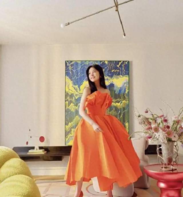 朱珠陪5岁女儿洗漱，浴室小到挤不进两个人，家里乱但有生活气息