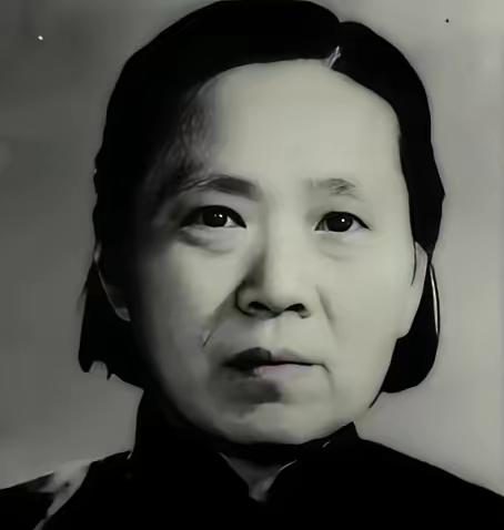 新中国成立后的一天，陈赓费尽周折，找到了一名30多岁的女子，紧紧握住女子的手说：