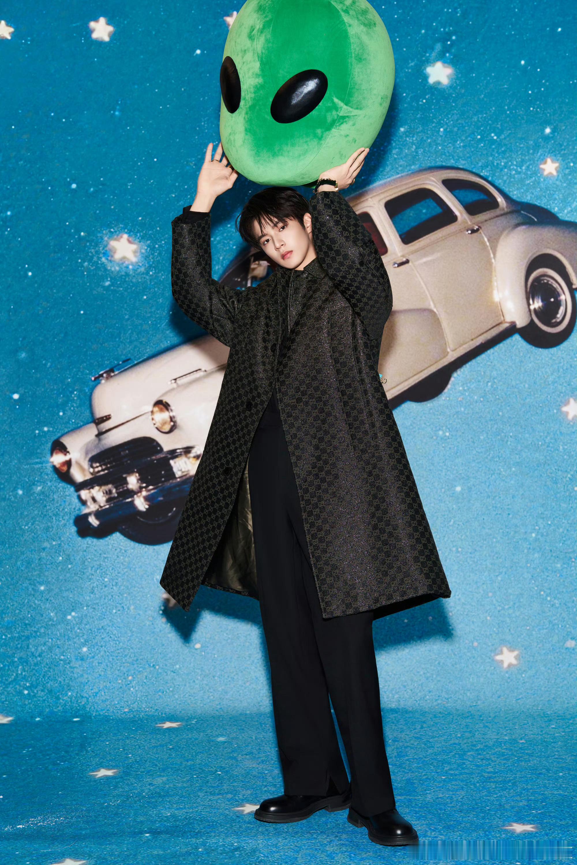 刘耀文今天新综艺发布会造型来自Gucci Monogram大衣，搭配宝格丽珠宝，