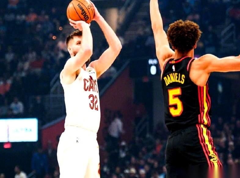 骑士队这场球，越看越不对劲。
场上，自家主力后卫已经送出了5次失误，另一个首发斯