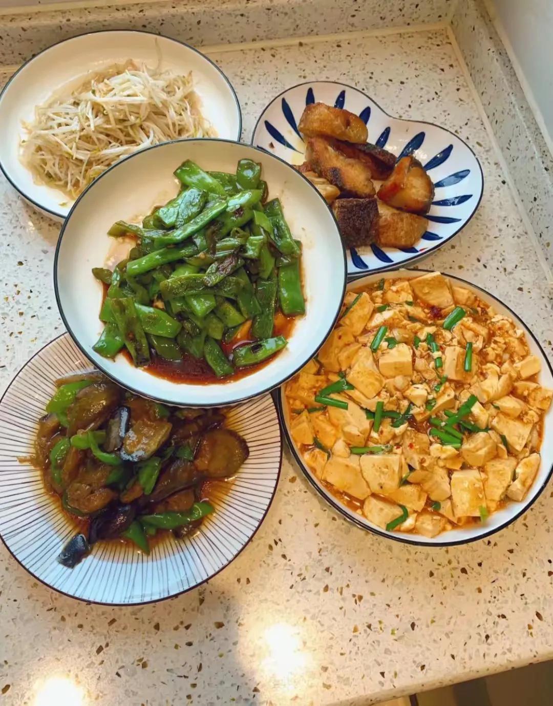 #上联:粗茶淡饭养贵人。怎么对下联#
下联：小门小户出高人。