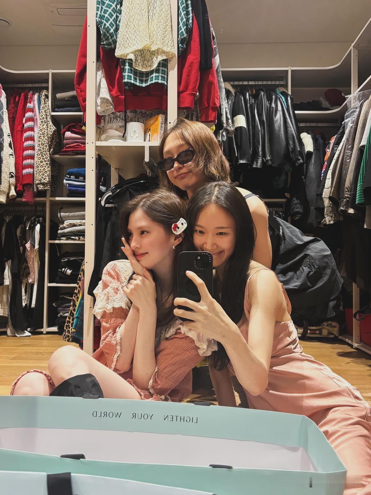 1日，演员韩素希在Instagram上发布了多张合照。公开的照片中，韩素希、柳慧