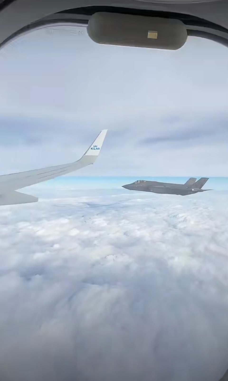 荷兰运动员回国获战斗机护航F-35护航、过水门礼遇，荷兰用最高规格迎接冬奥健儿。