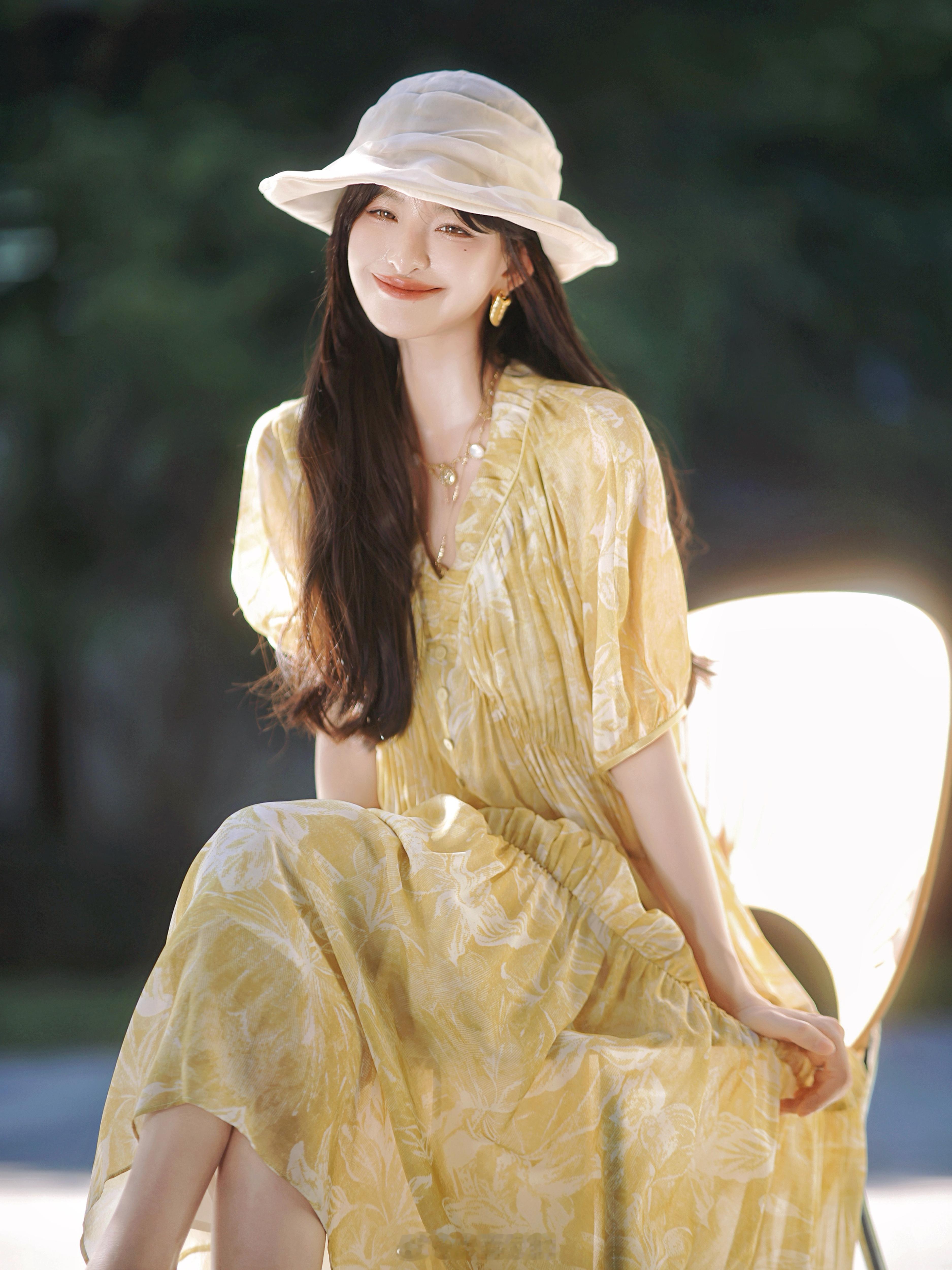 叮咚🔔心目中“明媚大女主”级别的裙子出啦💛✨重点是100真丝的 又垂又清凉暑