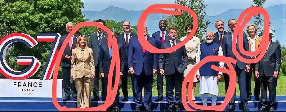 G7合影的几大亮点：
A，意大利总理梅洛尼香槟色的衣服太吸睛，尽显风韵犹存身宽体