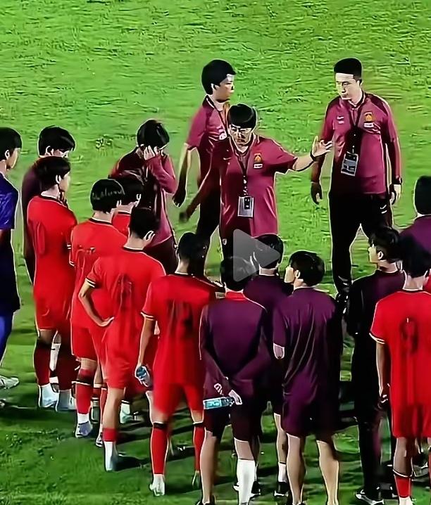 细节决定成败！中国U17日籍主帅浮嶋敏正在把中国队改造成日本队，赛后无论成败必须