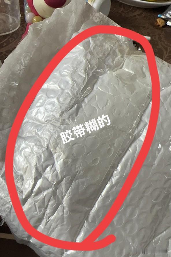 我的车载手机支架断了一条腿。
然后我就重新买了一个。
今天晚上拿回来打开纸壳盒子
