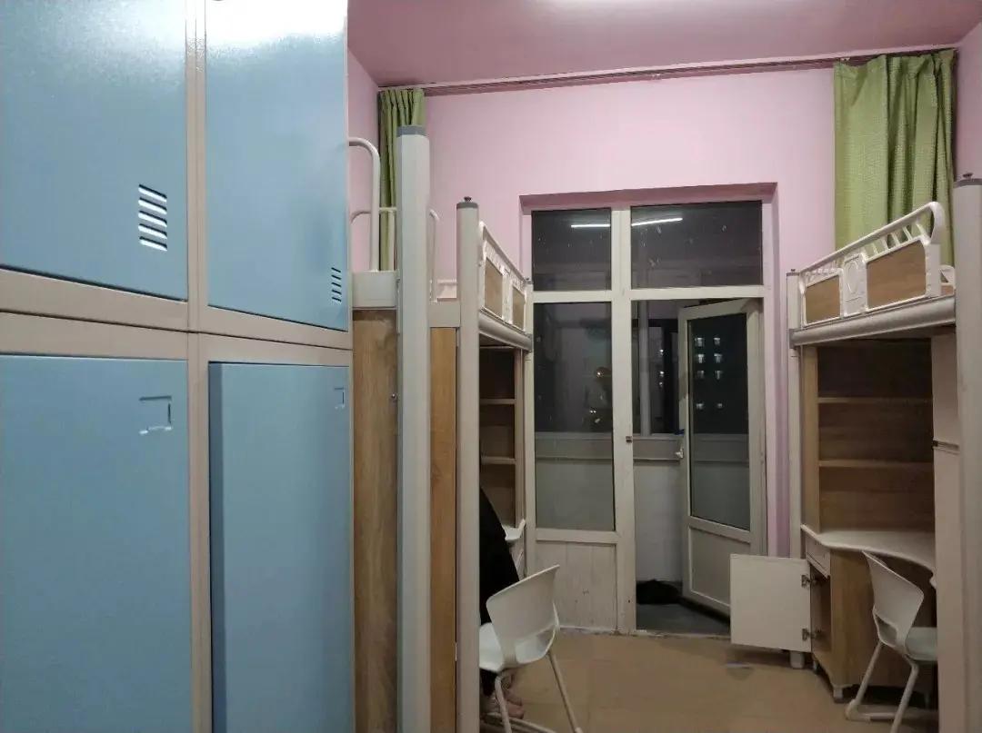 高校豪掷近3亿购置商品房作宿舍，这一举措引发广泛关注。虽能快速解决学生住宿难题，