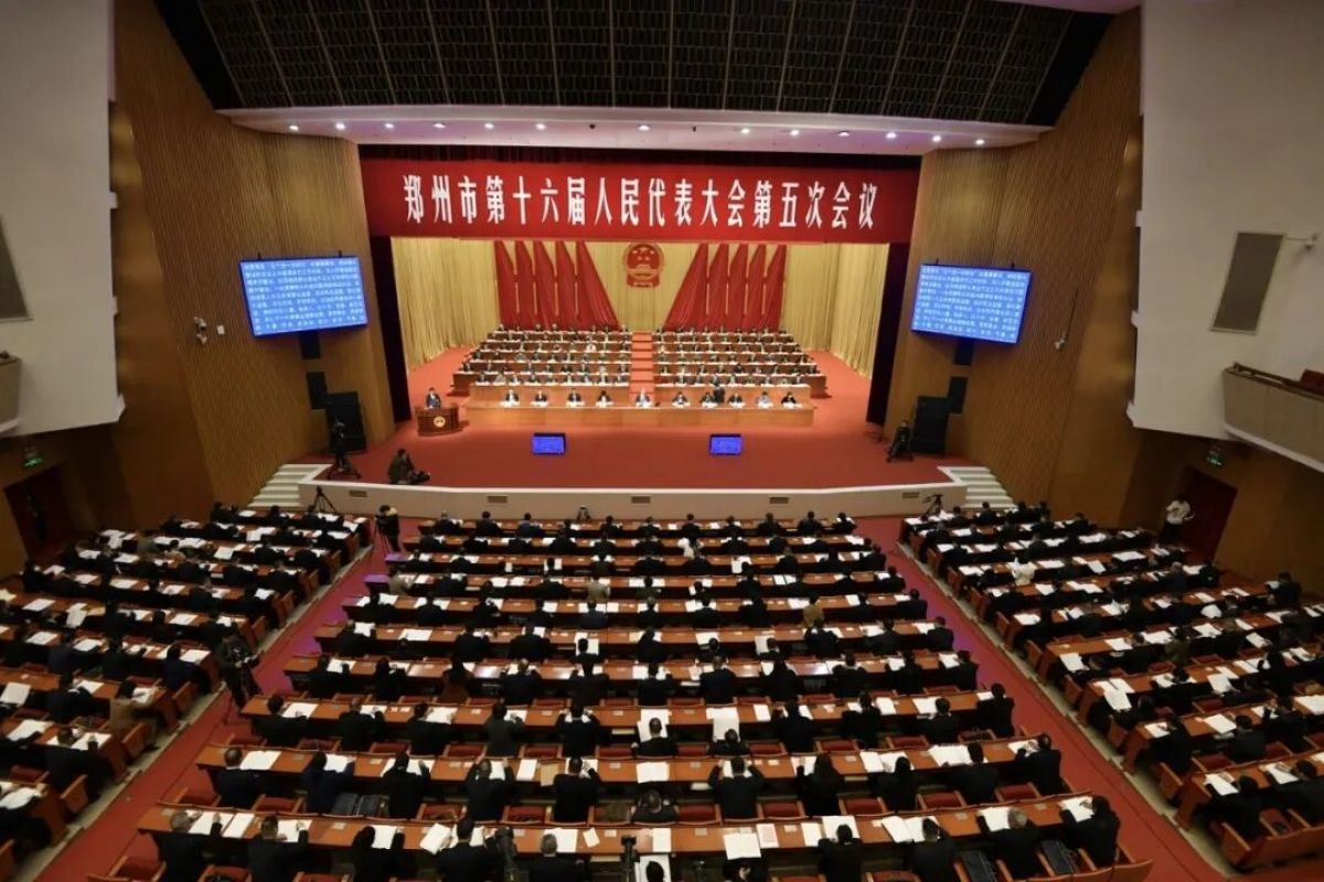 让青春之声融入城市发展，郑州市两会首次迎来青春旁听团