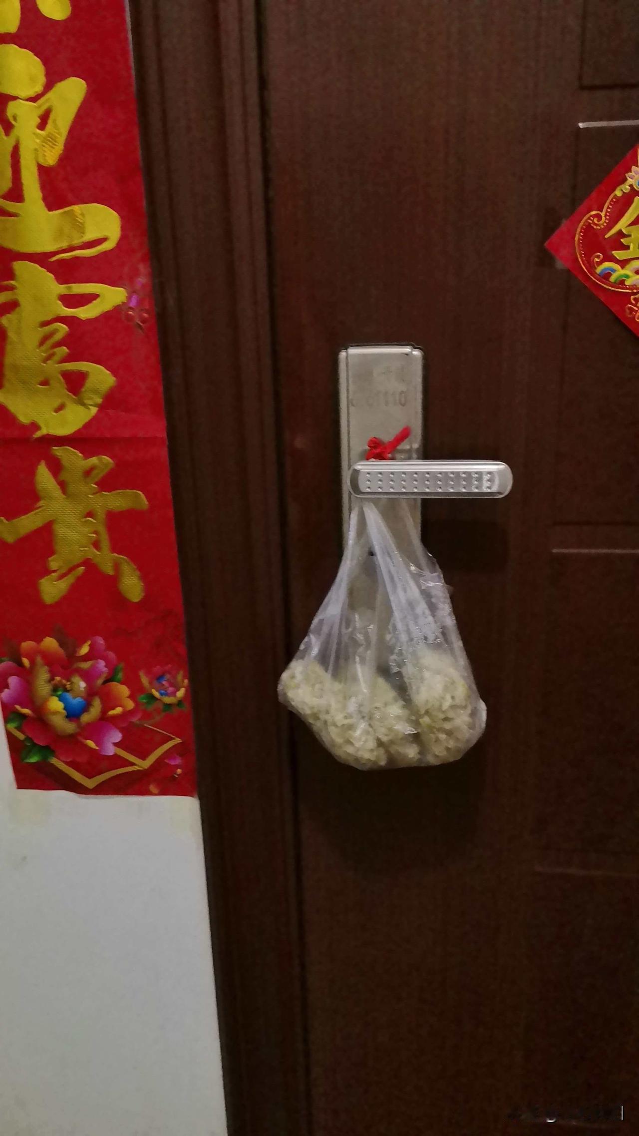 槐花飘香的季节里，邻居送来了槐花馒头。我晚饭后出去散步去了，邻居蒸好了，敲门我没